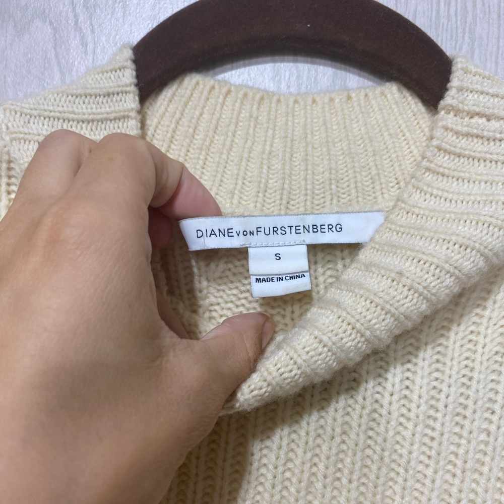 Diane con Furstenburg sleeveless sweater